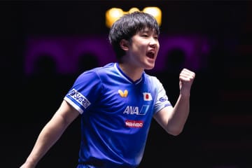 1番手のエース張本智和がフルゲームの激勝！日本が1-0で中国をリード【卓球 アジア選手権】