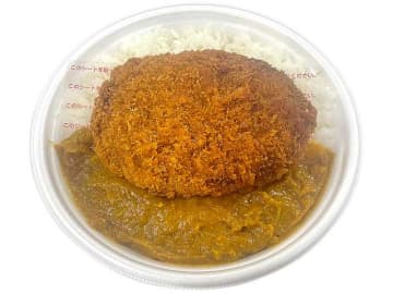 大きなポークメンチカツをどーんとのせて1,113kcal! セブン‐イレブンが「メンチカツカレー」を本日14日(火)に税込699円で発売