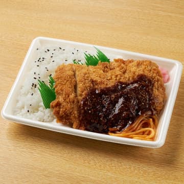 チキンカツに野菜や果物を使用したかつソースにごまをたっぷり入れた特製ごま入りソースをかけるお弁当が税込599円! ファミリーマートが「たっぷりごま入り特製ソース！チキンカツ弁当」を本日14日(火)発売
