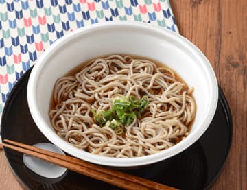 具はネギだけで石臼挽きそば粉使用の香り高くしなやかなそばを味わう! ローソンが「つゆが主役！かけそば」を本日14日(火)発売