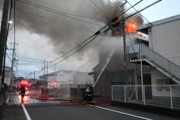 【更新】土浦で住宅2棟全焼　焼け跡から遺体か　住人1人搬送　茨城