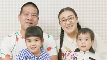 「可愛くお育ちに」たんぽぽ白鳥 4歳娘＆2歳息子の記念撮影で大人たちがバタバタ！？必死にあやして撮影したほっこり家族写真に「二人の成長が楽しみ」