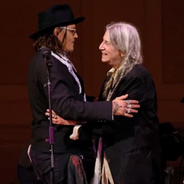 ジョニー・デップ、パティ・スミスの名盤『ホーセス』50周年記念ライブに登場