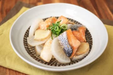 レンジだけで簡単！美肌と胃腸いたわる「鮭と大根の塩煮」