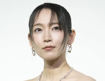 吉岡里帆、ワンコたちに囲まれ至福の表情。「犬まみれ羨ましい」「癒やされます︎」とファン