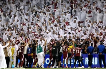 UAEサポが選手に瓶を投げつける！「醜い光景が繰り広げられた」と現地報道。ピッチに乱入者も「殴り合うなど事態はさらに悪化」【アジア予選PO】