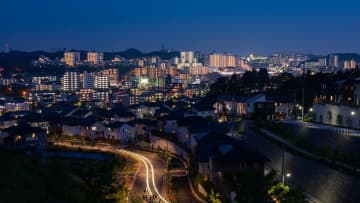 静けさの中に“誰かの帰る場所”がある。心に染みる「住宅街を眺める夜景」の魅力【夜景マニアが贈る至極の眺望】