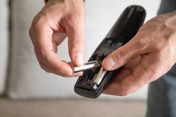 電池ボックスのマイナス側はバネ。その理由を2つ言えますか？