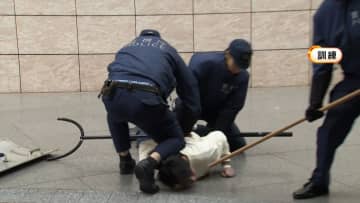 官民一体で「テロリスト制圧」訓練　不審者に警備犬が飛びかかり機動隊が確保するなどの手順を確認　東京・文京区