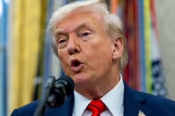 「非常に効果的なやり方」トランプ政権への抗議デモに"カエル部隊"が大量発生！？ある男性が始めた奇策「ユーモアと嘲笑がカギ」