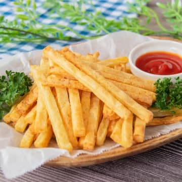 【じゃがいも1袋すぐに食べ切った！】「つまみ食いでなくなった」「家族から大好評！」揚げずに作れるポテトスティックレシピ