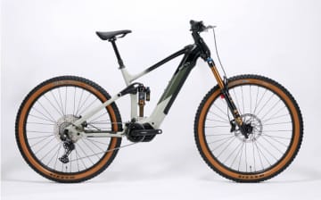 走りを極める一台、BESVがFOX製サスを搭載した特別仕様の限定e-MTBを発表
