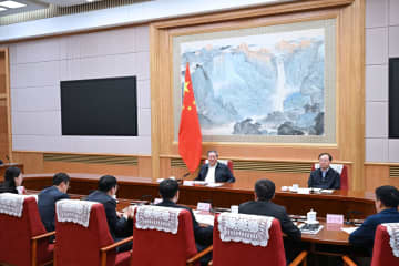 李強氏、経済情勢座談会を主宰　専門家や企業家から意見聴取
