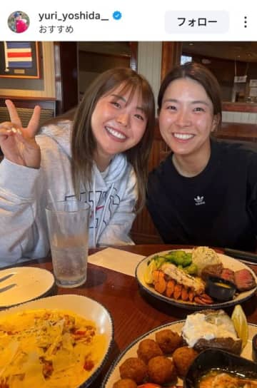 吉田優利と渋野日向子がギュッとハグ！ 仲よし2ショットを一挙に公開、笑顔の食事風景も