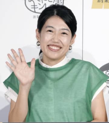 横澤夏子「勉強熱心」な2歳娘の姿を公開→「横澤さんに似てますね」「あんよが可愛い」
