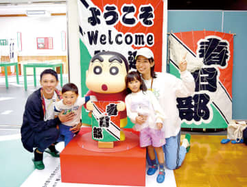 しんちゃんの新モニュメント設置　埼玉・春日部の大凧文化交流センター「ハルカイト」　市施設では18体目、凧を手にするしんちゃん