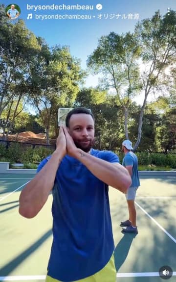 メジャー2勝のデシャンボーとNBAのカリーがバスケ対決！ 「1対１かい？」「そうだ、さぁやろう」数秒後、なす術なく立ち尽くす