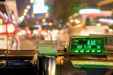 タクシーで渋滞にはまり、運賃が「2000→4000円」に！ 走ってないのになぜ「2倍」近く上がったの？ 意外と知らない“料金システム”とは