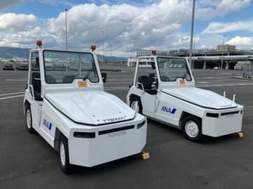 ANA、神戸空港でEV車両を導入開始！ トーイングトラクター・ベルトローダー車が対象