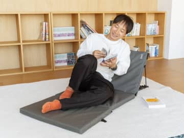 DOD、1人用折りたたみソファ「ザシキソファハーフ」。家やキャンプで楽ちん“お座敷スタイル”