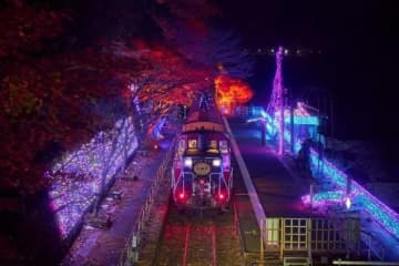 京都・嵯峨野トロッコ列車の25年イルミネーション「光の幻想列車」車窓から眺める紅葉ライトアップ