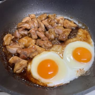 【月見バーガーよりウマい！？】「ご飯との相性100点だわ」家族が秒で完食！月見照り焼きチキンのレシピ