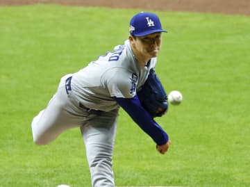 山本由伸、「監督としては泣くほど嬉しい」111球の熱投でメジャー初完投！　ポストシーズンでもエースの風格を漂う投球にファン熱狂