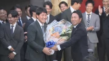 「いってらっしゃい！」と“逆”花束贈呈　巨人・長野久義→岡本和真に