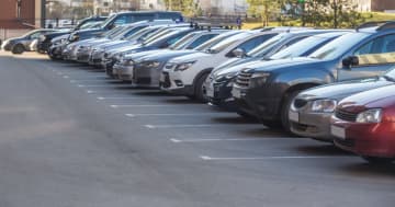 都営住宅にアルファードなどの“高級車”を見かけることも？ そもそも入居条件はどうなっているのか解説