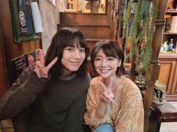 『MISS KING』のん、「いつも素敵」な朝ドラ先輩女優･倉科カナと笑顔2ショット
