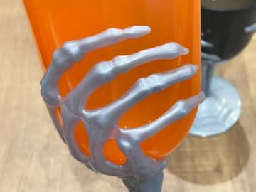100均で買ったワイングラス　そのデザインに「ハロウィンにぴったり」「かわいすぎて買ってしまった」