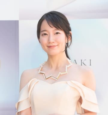 吉岡里帆、“犬まみれ” ショットに反響「みんなかわいい」「チワワと同じ顔してる」