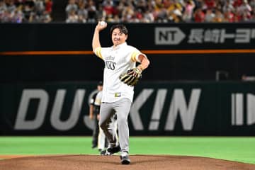 【パＣＳ】〝ポストシーズン男〟内川聖一氏が始球式　短期決戦の心境は「常に切り替えができる」