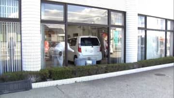 「まだアクセルふかしていた」信用金庫に軽自動車突っ込み7人軽傷　運転の83歳男性「踏み間違えた」兵庫・加古川市