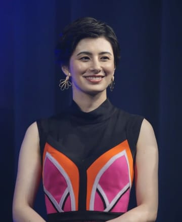 ホラン千秋「大好きな先輩方」との3ショット公開→「豪華共演ですね」「2人に囲まれたら最高」と反響