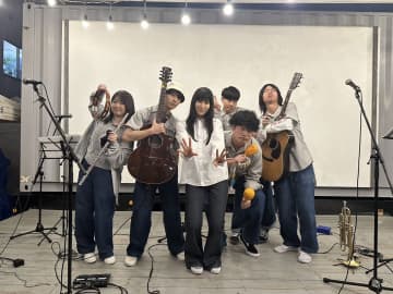 少年キッズボウイ〝活動拠点〟下北沢の空き地で念願のフリーライブ「ありがとう、下北沢！」