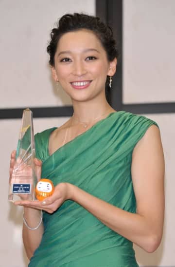 杏「くじけそうに…」“超難解”なパズルにSNS驚き「日本には無いデザイン」「万博のスイス館で見た切り絵みたい」