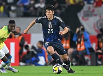 セレソン攻撃陣から次々とボール奪取。CBにコンバートからわずか１年で飛躍を遂げた鈴木淳之介の成長の背景「毎試合、良くなれるように」