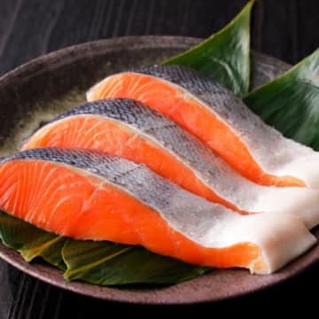 猫に鮭を与えても大丈夫？主な栄養素と健康効果、正しい与え方から注意点まで解説