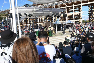 万博で並ばない！？ ＪＯ１やハミクマも…予約不要の野外ステージが地味にアツかった