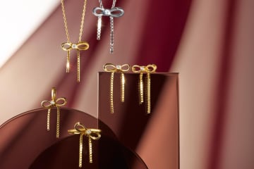 スタージュエリー25年クリスマス"ハートやリボン"のネックレス、ダイヤモンド輝くピアスも