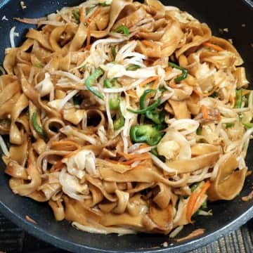 極太平打ち麺！コク旨！香ばしいにんにく海鮮ソース焼きそば！もちもち麺！