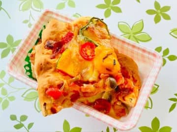 ピザ生地にホエー！ふわふわで美味しい〜ちょっとハロウィン風にアレンジ