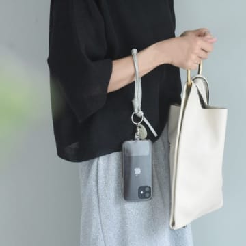 手首ぶら～んで快適に！シンプルで使いやすい「本革スマホストラップ」【スタッフ愛用品】
