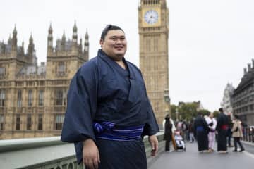 「通勤中のロンドン市民も仰天」と現地報道 大相撲力士の来訪＆規格外スケールに英国衝撃！「200キロの重量に耐えられる椅子も…」