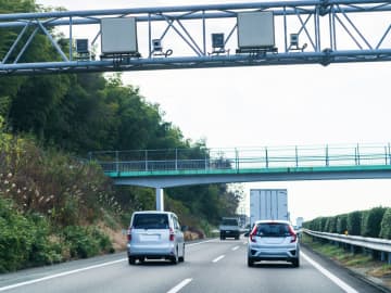 市職員の男性が制限速度を『77キロオーバー』で高速道路を爆走 “オービスで検知” され発覚 出していたスピードが話題に「ここ、ずっと直線だからスピード出してしまうのよな。でも地元人なら普通減速するんだけど、、」「通勤に使ってるのにオービスの場所分かってなかったんか・・・」