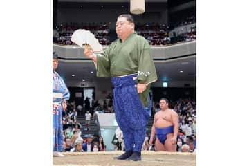 大相撲呼出しの「私服新鮮すぎ」　ロンドン滞在中の激レア場面に視線集中「絶対気づかれない」