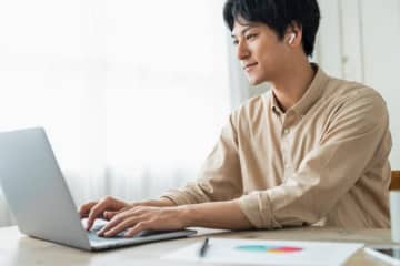 「リモートワークできるから退職を思いとどまった」ことがある人は約半数。「子育てとの両立」「飲み会がない」を上回った理由1位は？