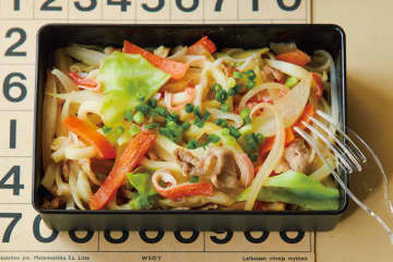 お弁当に入れたら箸が止まらない！ 冷凍うどんで作る「炒めちゃんぽん麺」のレシピ