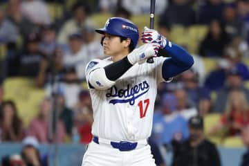 大谷翔平が超特大弾！　本拠地の屋根に直撃も…米記者速報　フリーマンはまさかの「パワーがないな！」